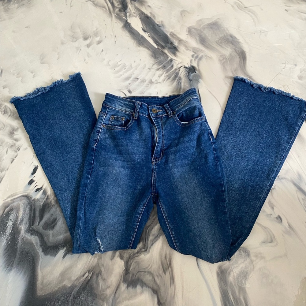 Dark washed cute flared jeans.